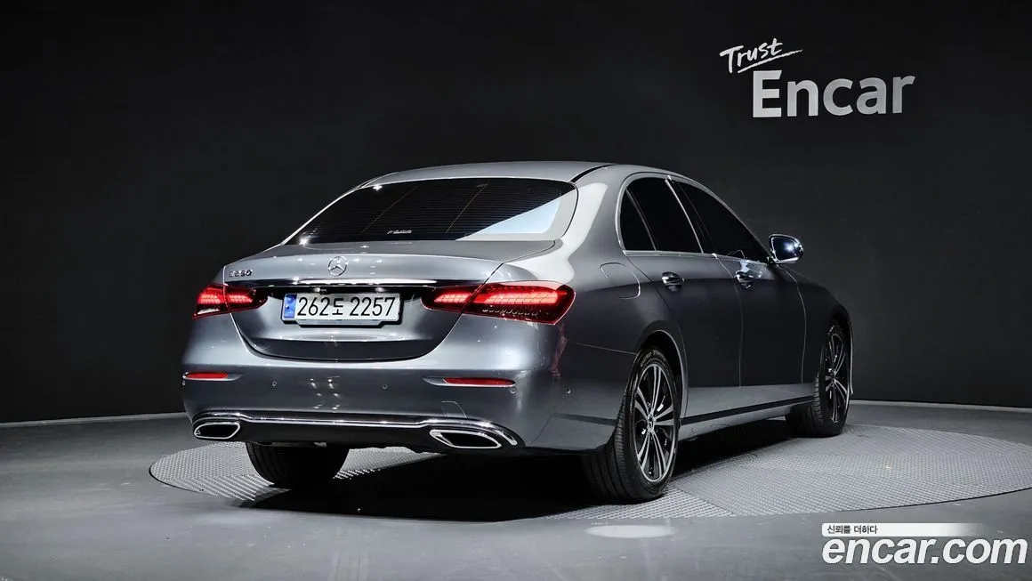 Mercedes-Benz E-Class — фото 2