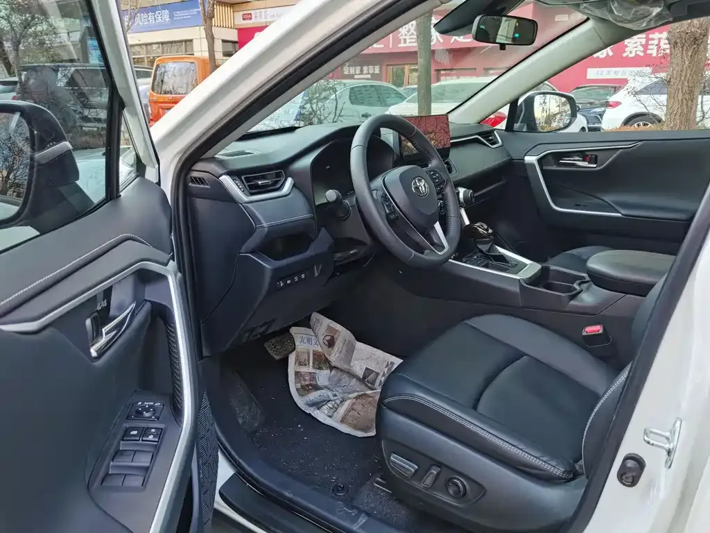 Toyota RAV4 — фото 4