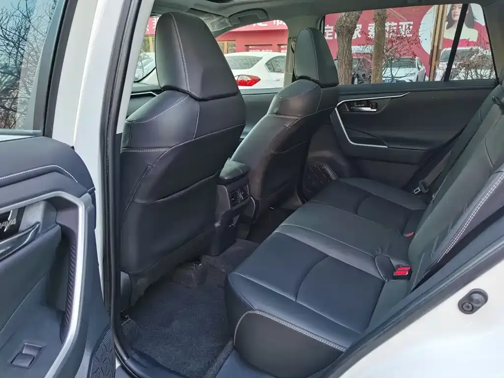 Toyota RAV4 — фото 5