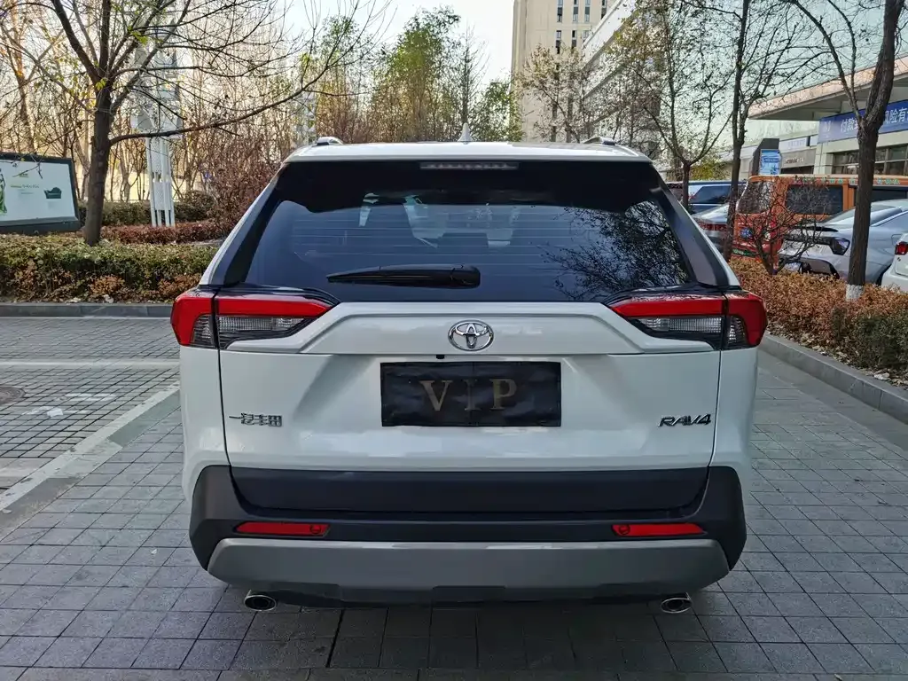 Toyota RAV4 — фото 7