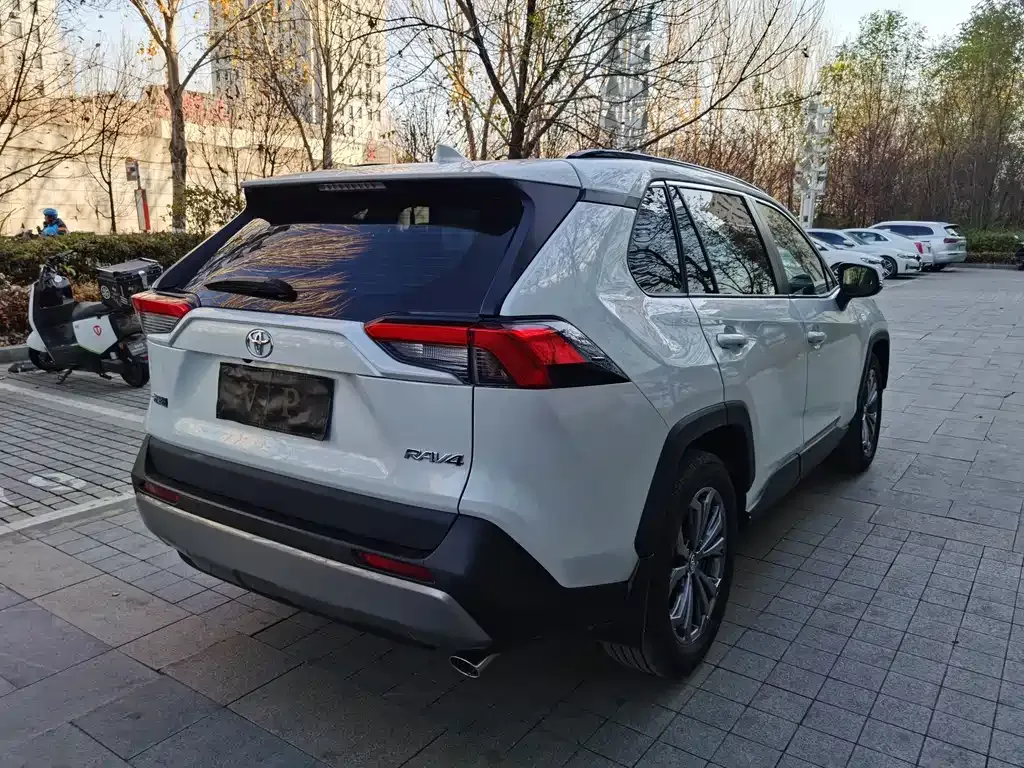 Toyota RAV4 — фото 8