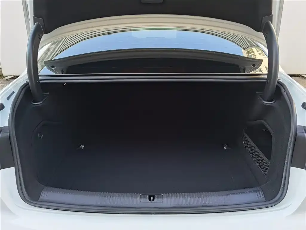 Audi A4L 2021 из CN, фото 9