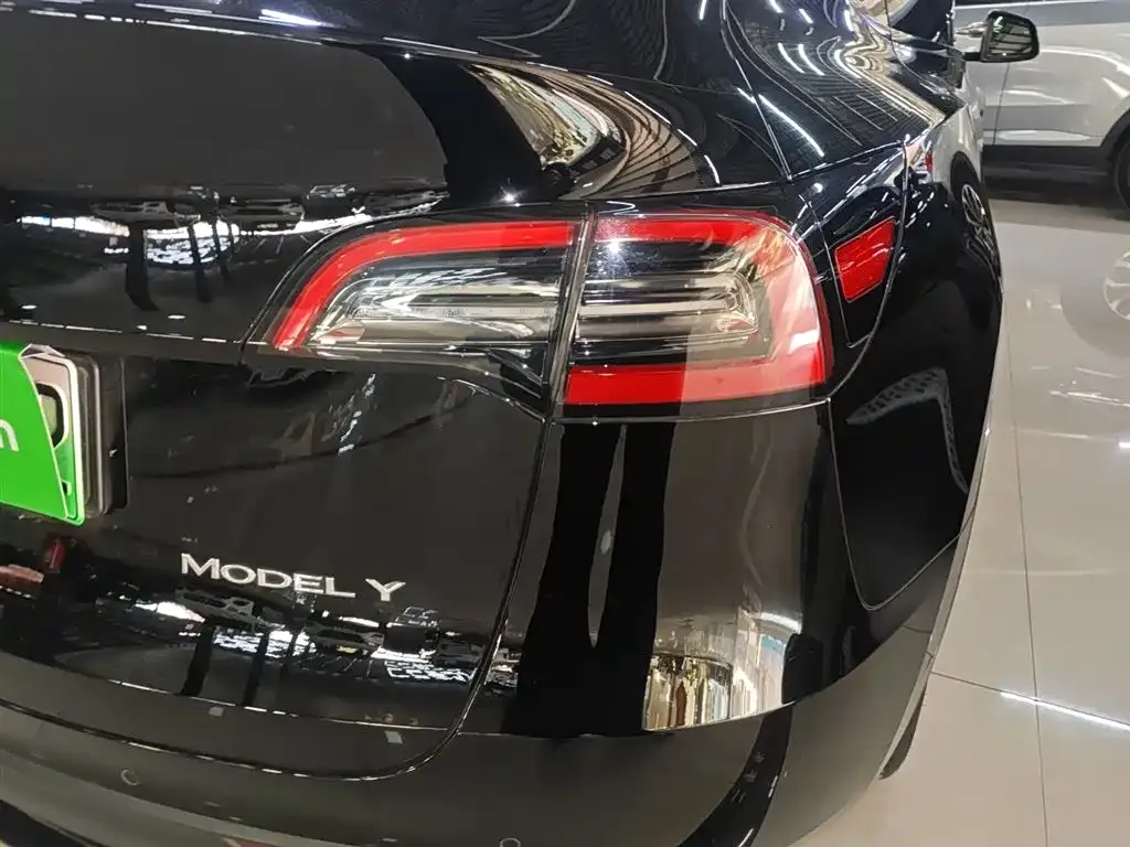 Tesla Model Y — фото 8