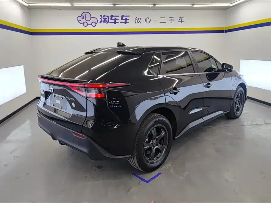 Toyota bZ4X 2023 из CN, фото 3