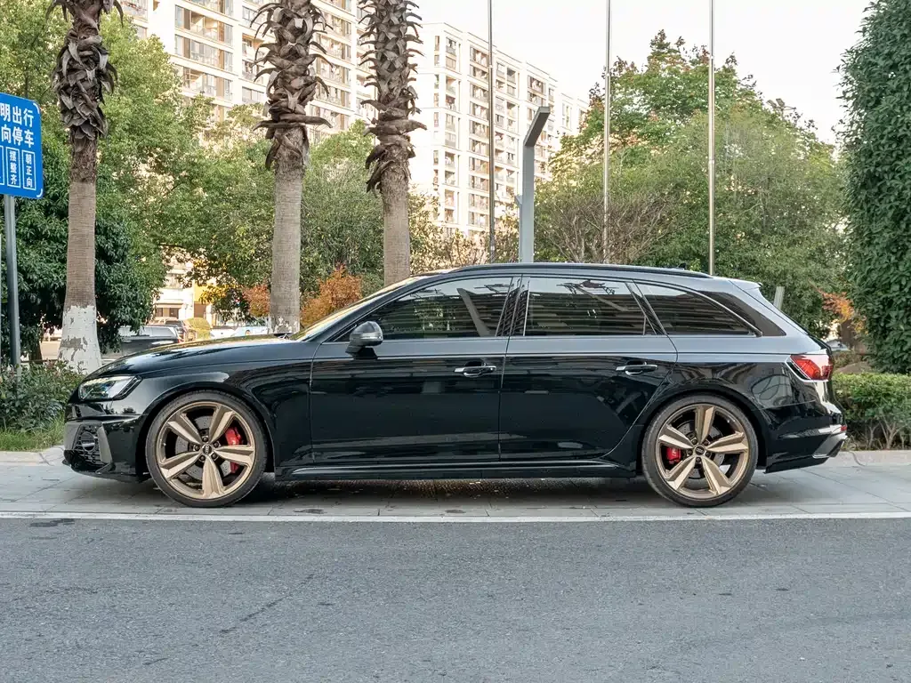 Audi RS 4 2024 из CN, фото 3