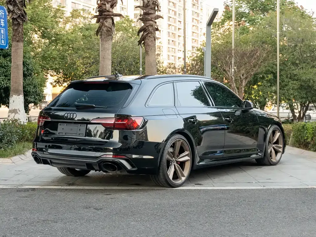 Audi RS 4 2024 из CN, фото 4
