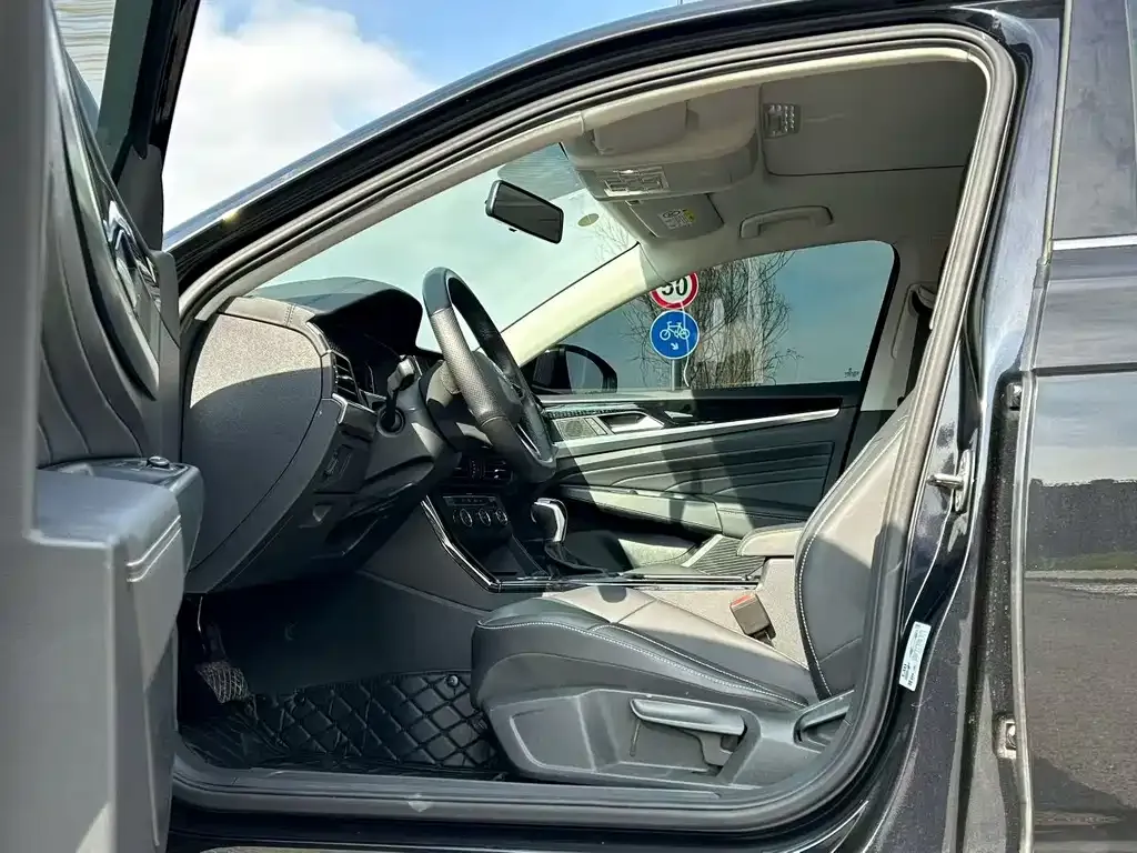Volkswagen Passat 2023 из CN, фото 4