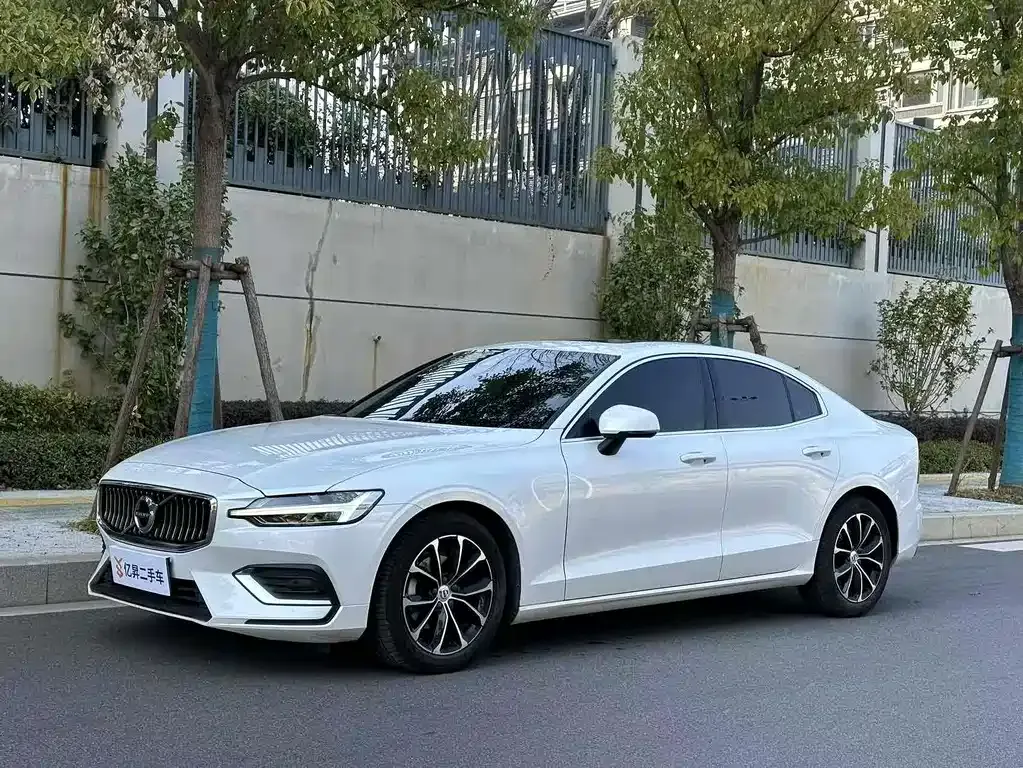 Volvo S60 — фото 1