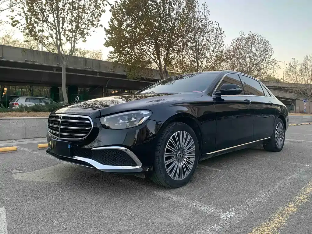 Mercedes-Benz E-Class — фото 1