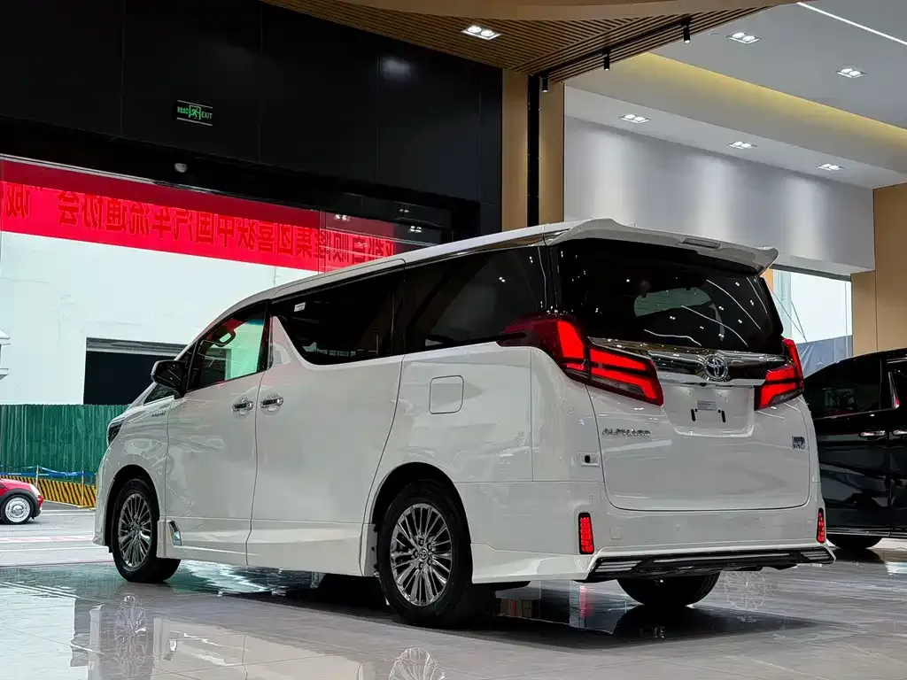 Toyota Alphard — фото 4