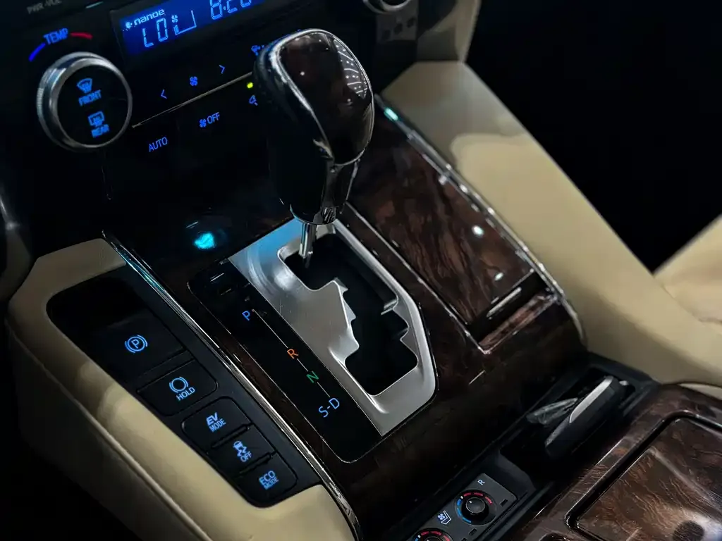 Toyota Alphard — фото 8