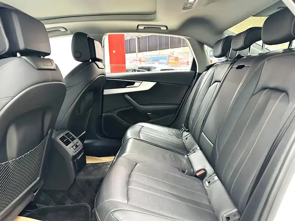 Audi A4L 2023 из CN, фото 9