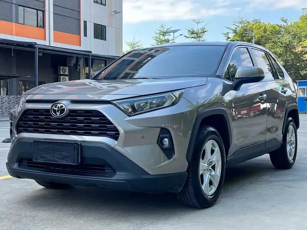 Toyota RAV4 — фото 1