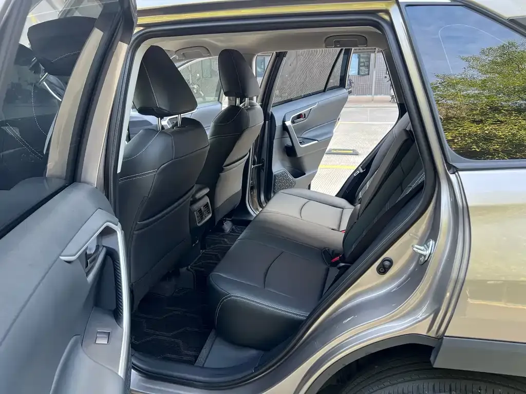 Toyota RAV4 — фото 10