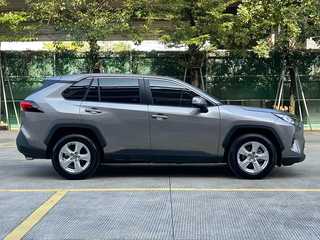 Toyota RAV4 — фото 3