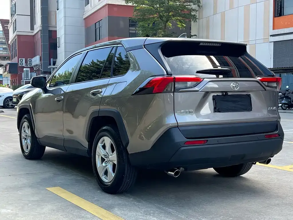 Toyota RAV4 — фото 5