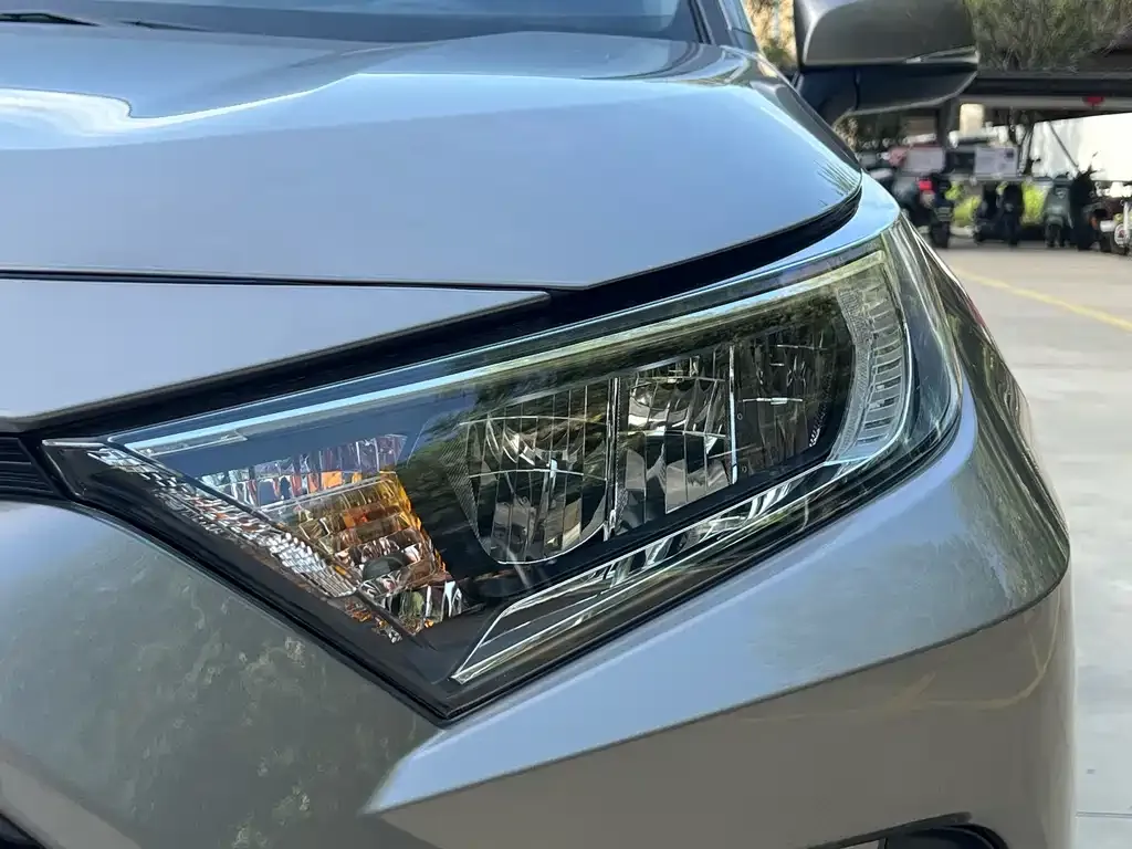Toyota RAV4 — фото 6