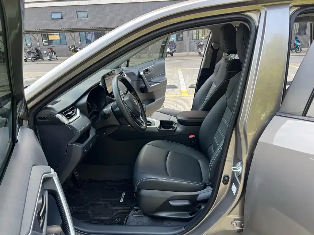 Toyota RAV4 — фото 8