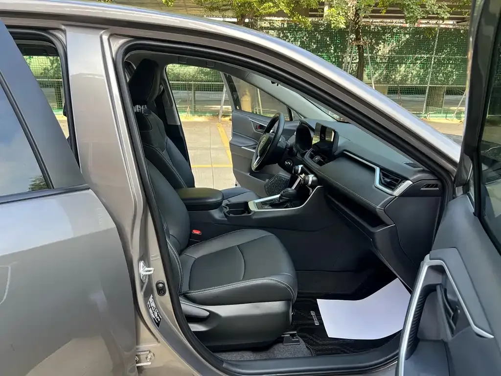 Toyota RAV4 — фото 9