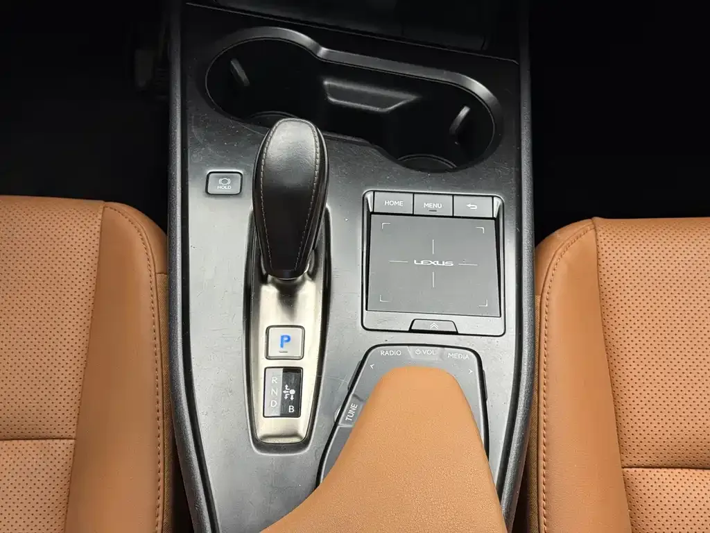 Lexus UX New Energy — фото 10