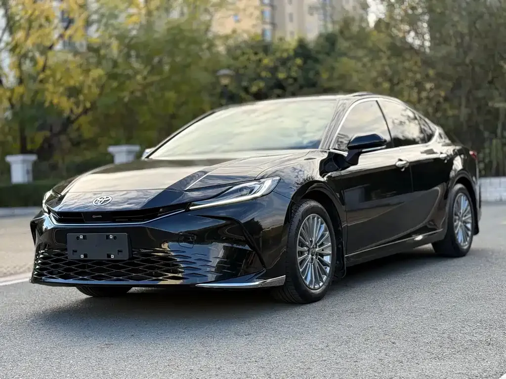 Toyota Camry — фото 1