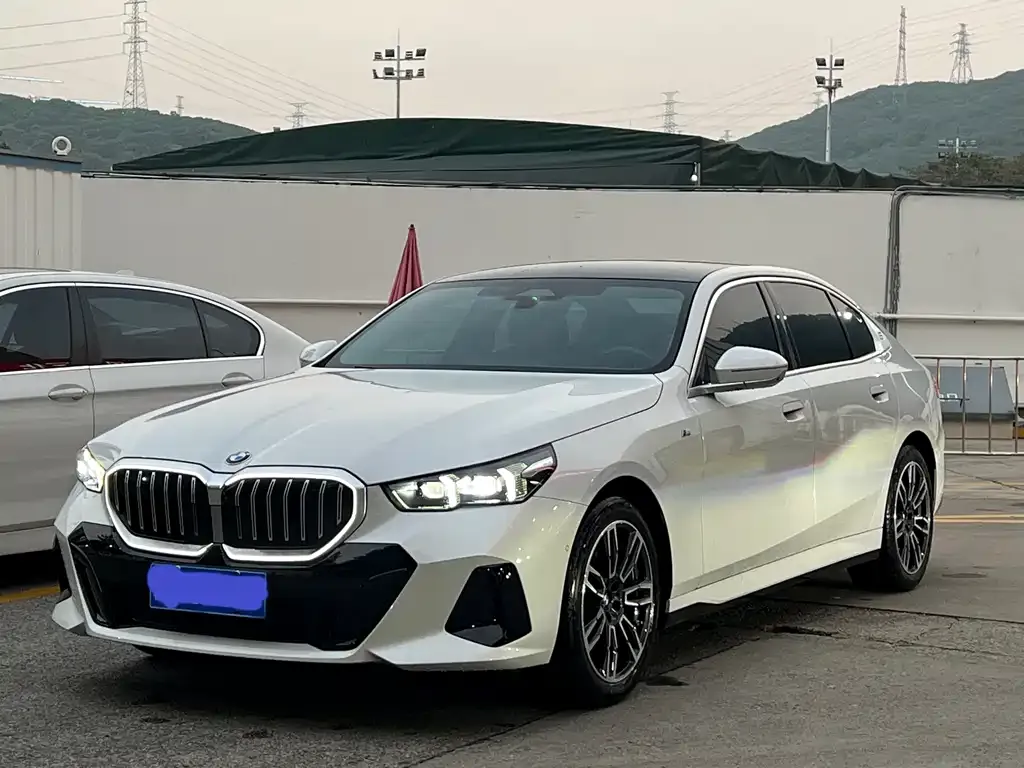 BMW 5 Series 2024 из CN, фото 1