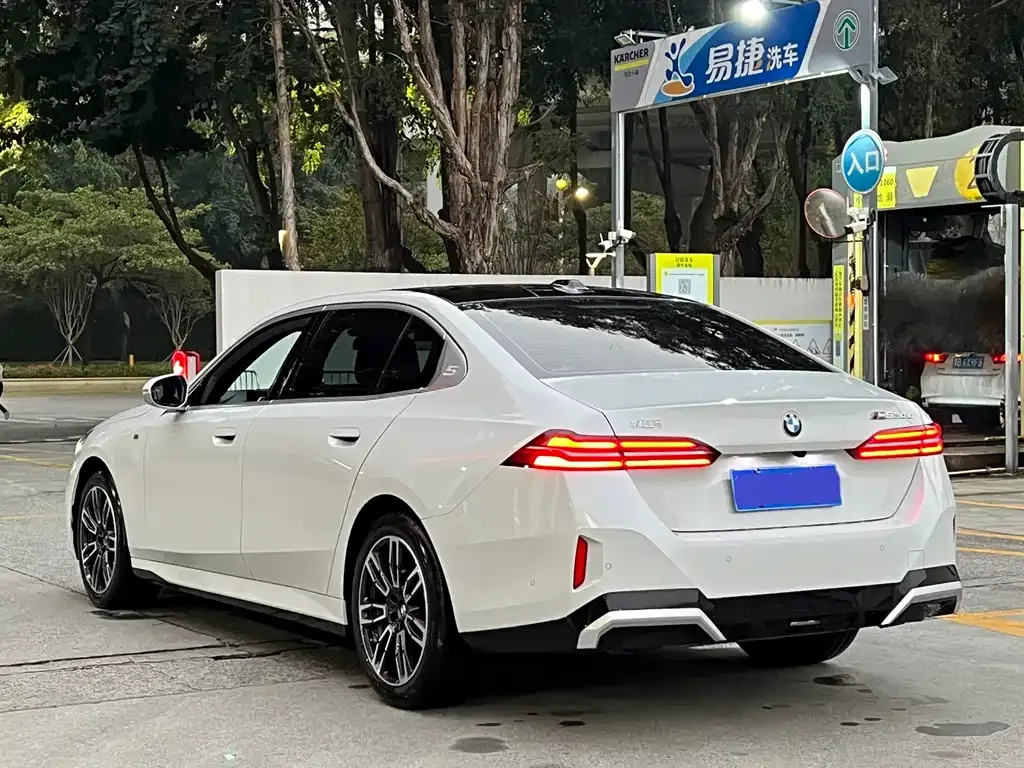 BMW 5 Series 2024 из CN, фото 9