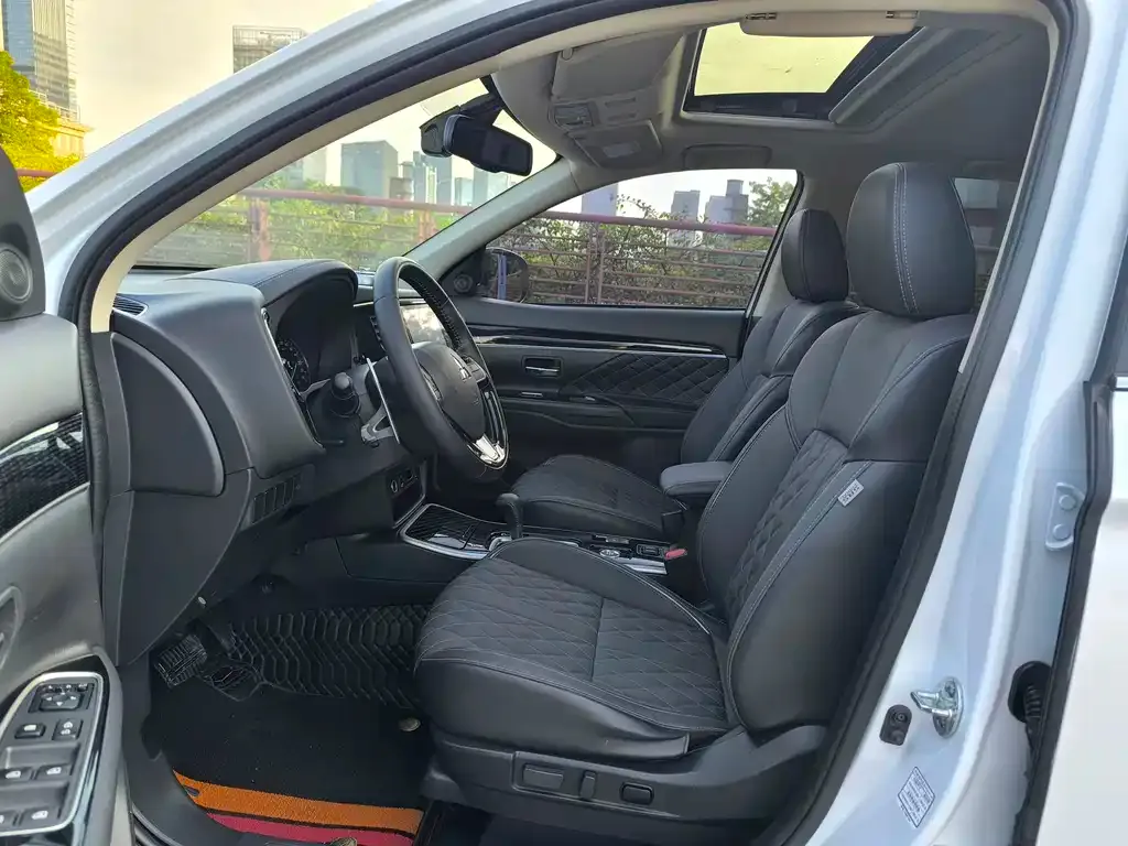 Mitsubishi Outlander 2022 из CN, фото 10
