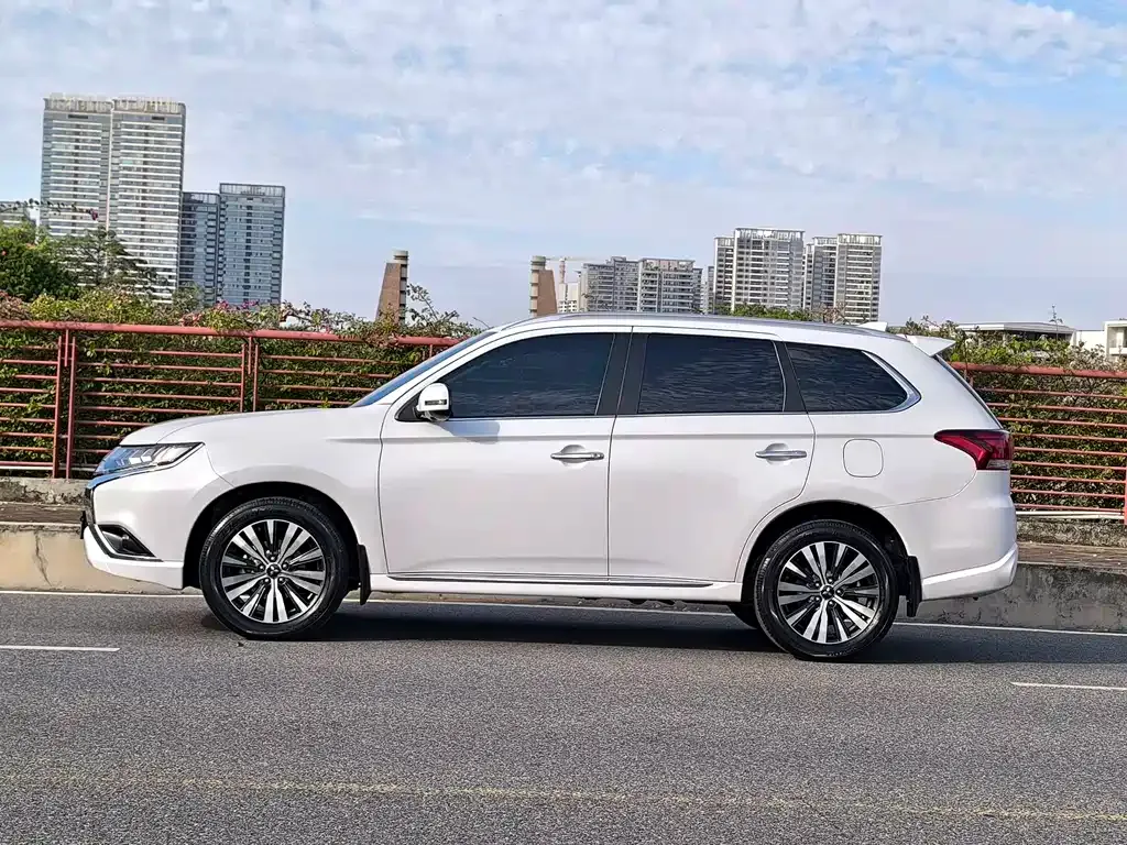 Mitsubishi Outlander 2022 из CN, фото 8