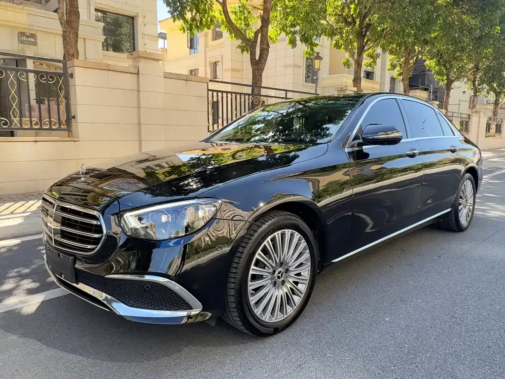 Mercedes-Benz E-Class — фото 1