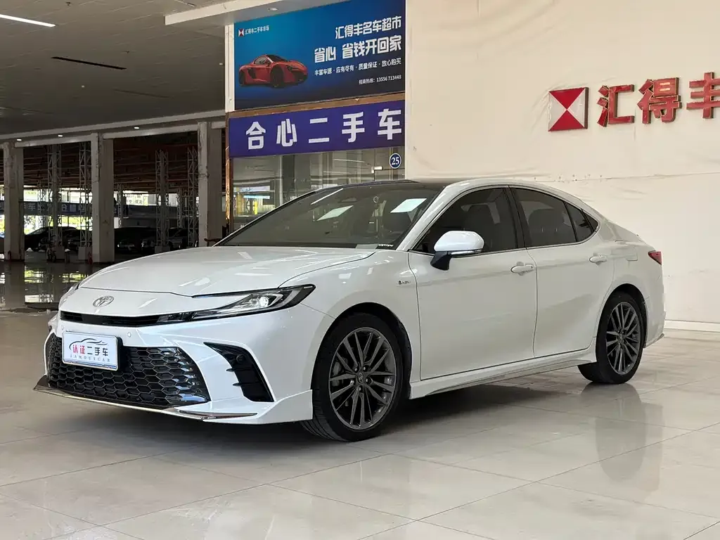 Toyota Camry — фото 1