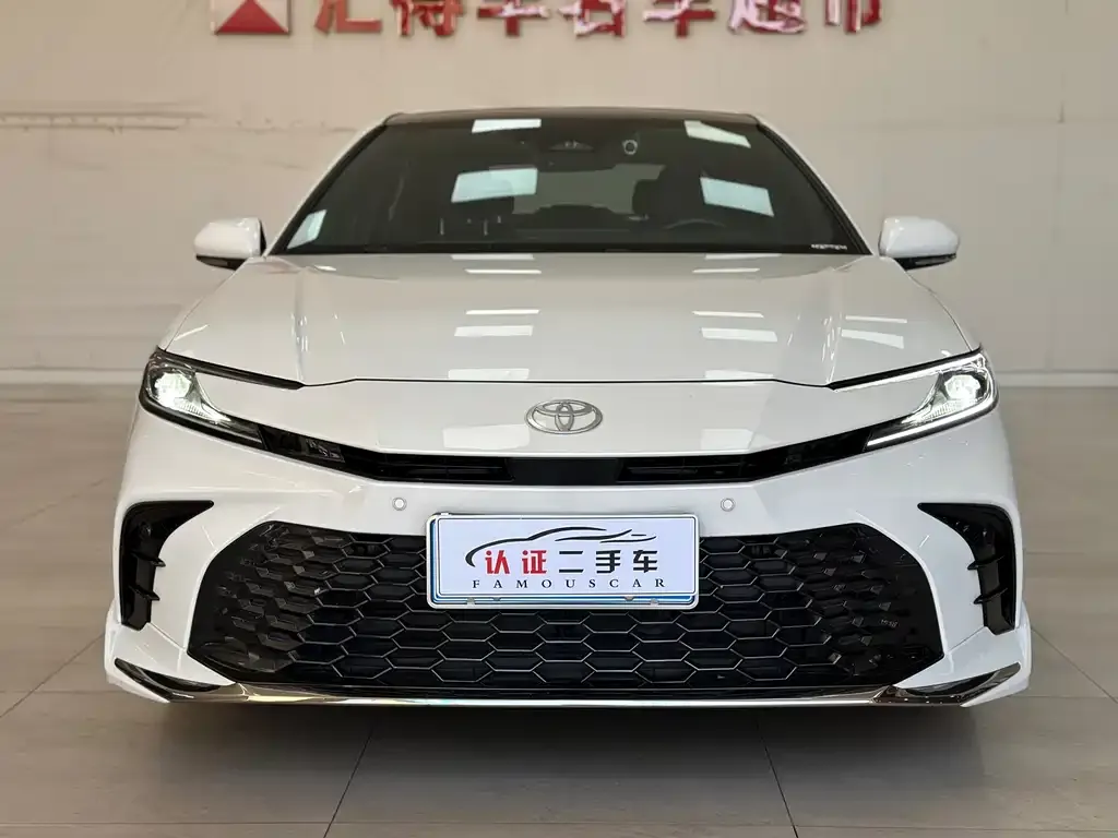 Toyota Camry — фото 2