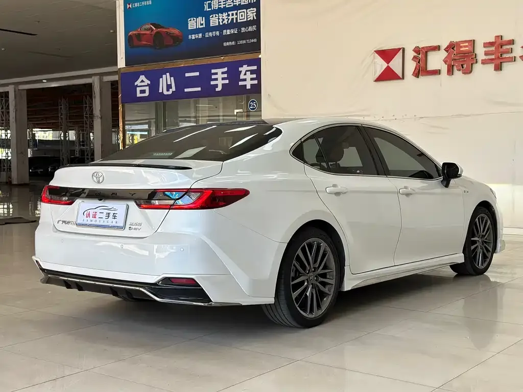 Toyota Camry — фото 5