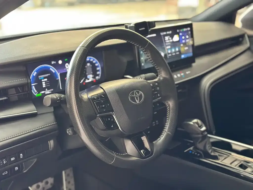 Toyota Camry — фото 9