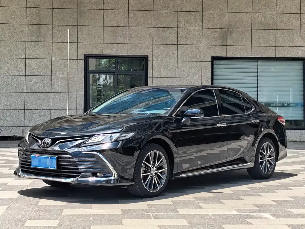Toyota Camry — фото 1
