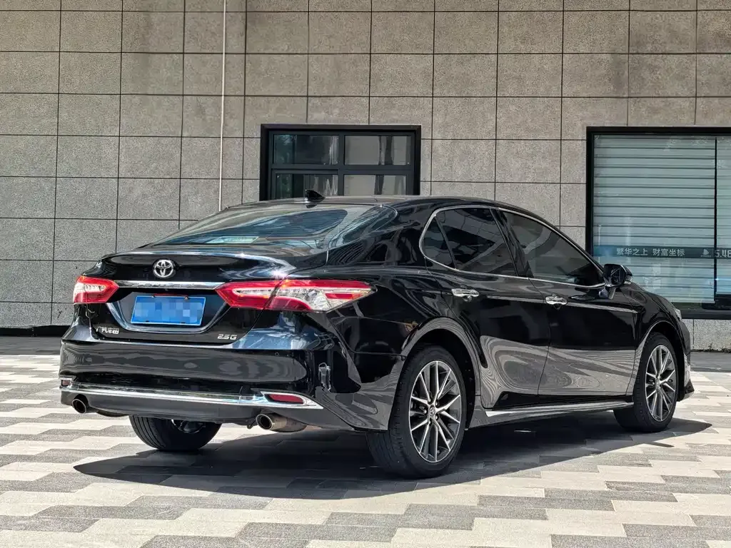 Toyota Camry — фото 9