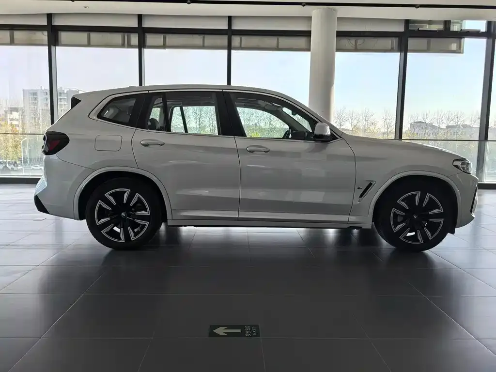 BMW iX3 — фото 4