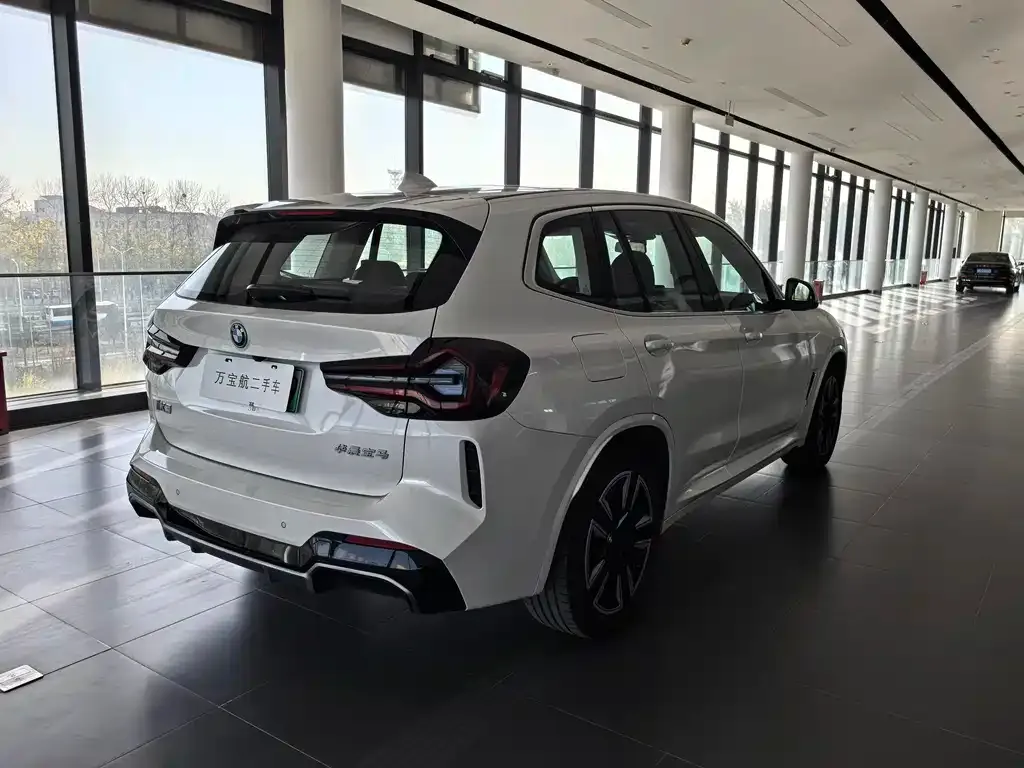 BMW iX3 — фото 9