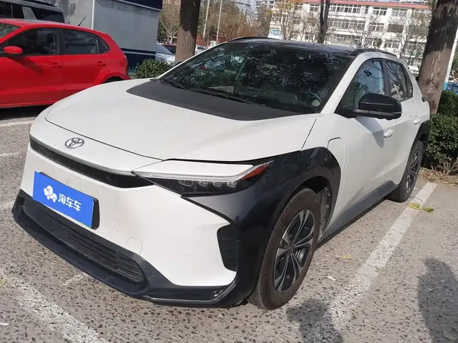 Toyota bZ4X 2023 из CN, фото 1