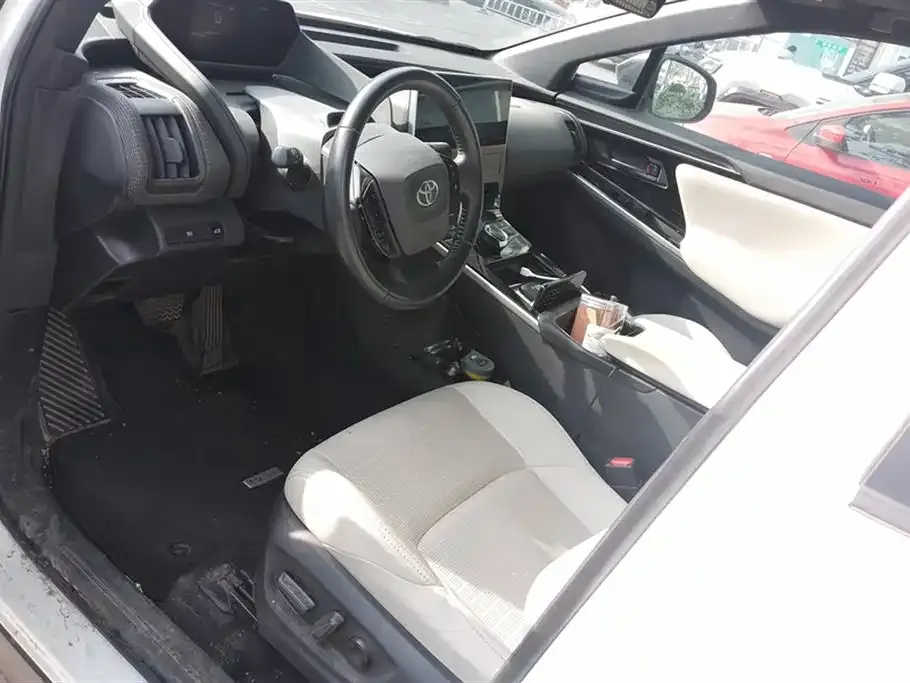 Toyota bZ4X 2023 из CN, фото 9