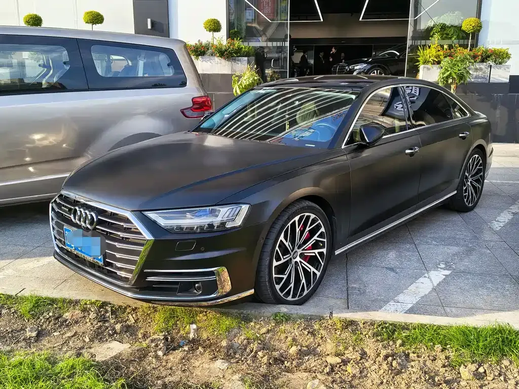 Audi A8 — фото 1