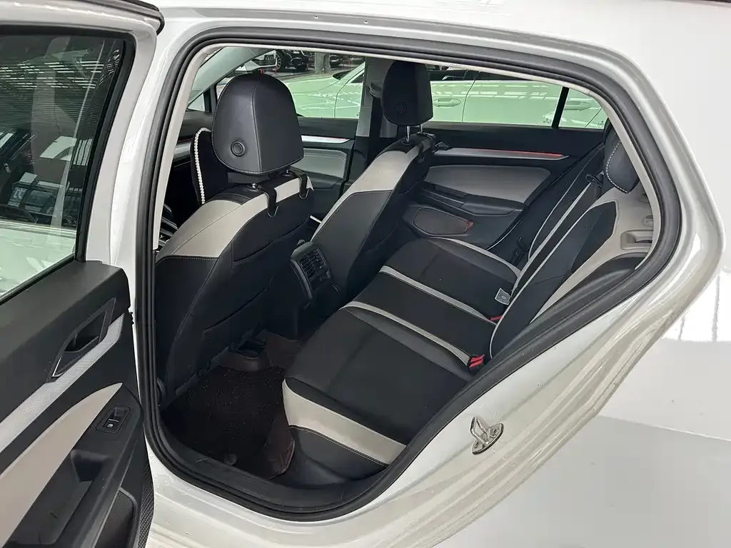 Volkswagen Golf 2022 из CN, фото 7