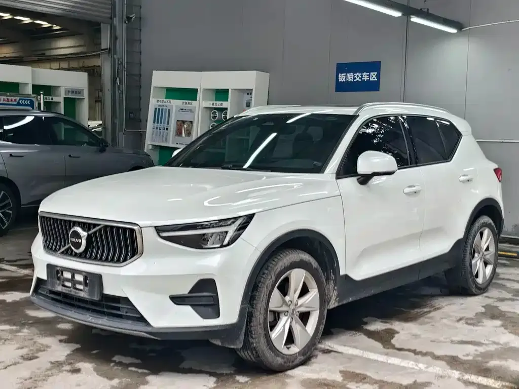 Volvo XC40 — фото 1