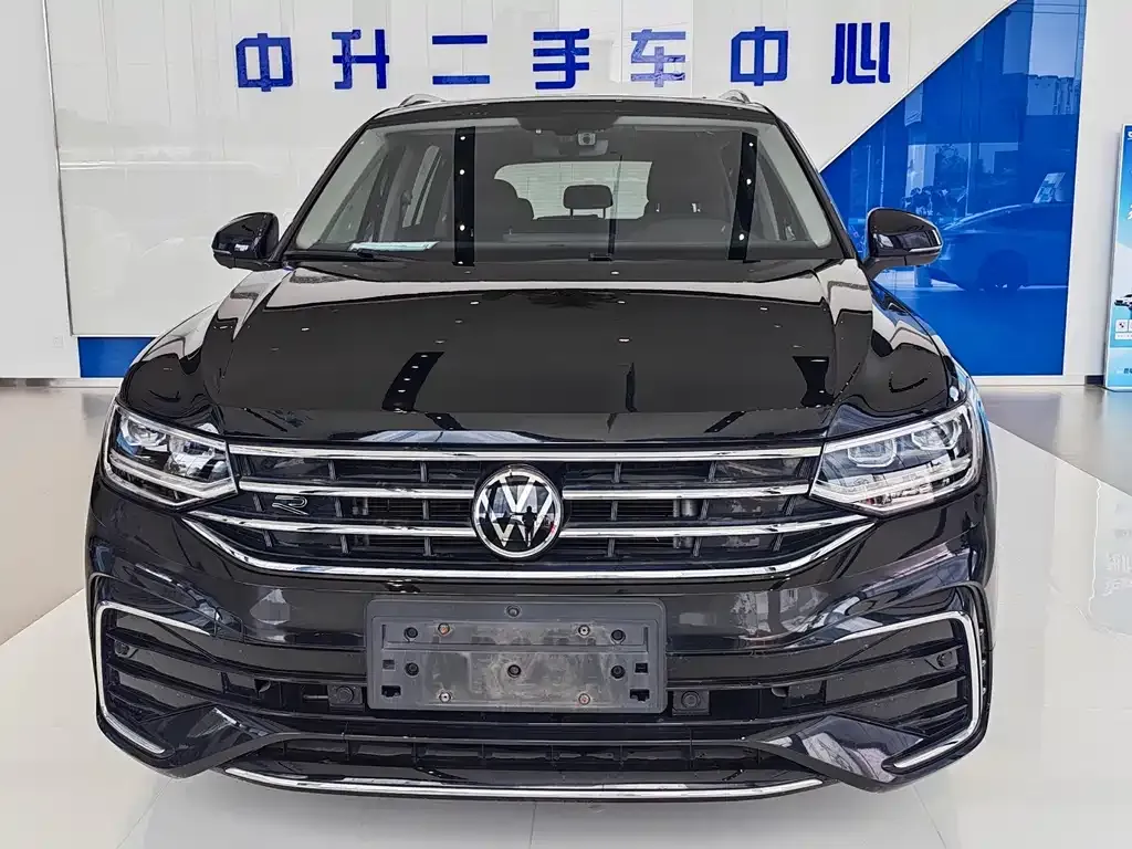 Volkswagen Tiguan L — фото 1