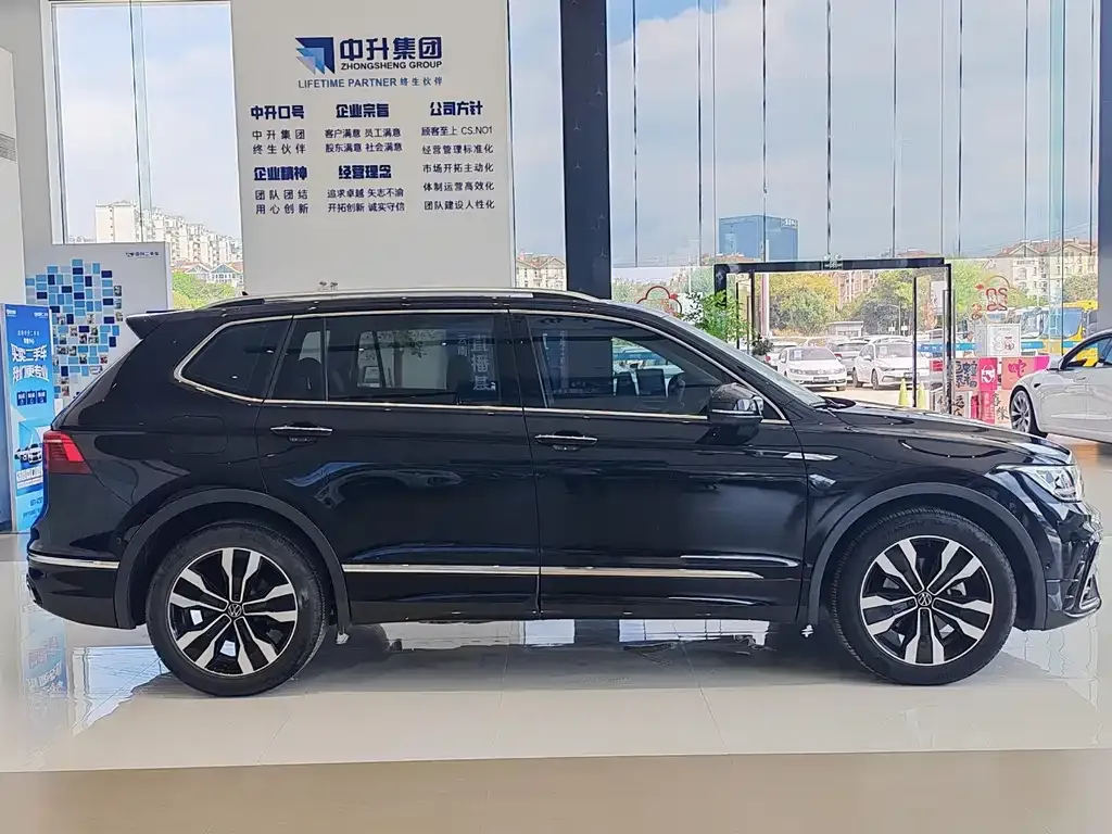 Volkswagen Tiguan L — фото 3