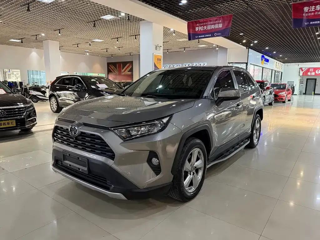 Toyota RAV4 — фото 1