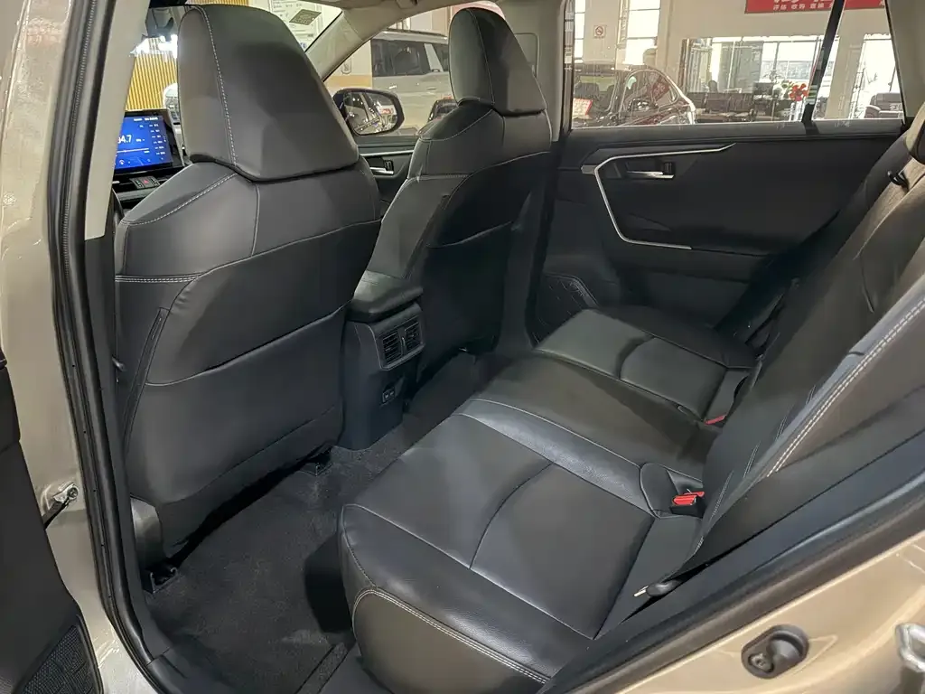 Toyota RAV4 — фото 10