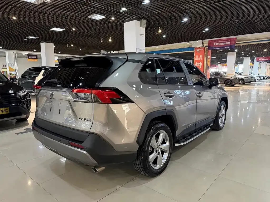 Toyota RAV4 — фото 4