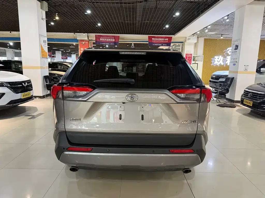 Toyota RAV4 — фото 5