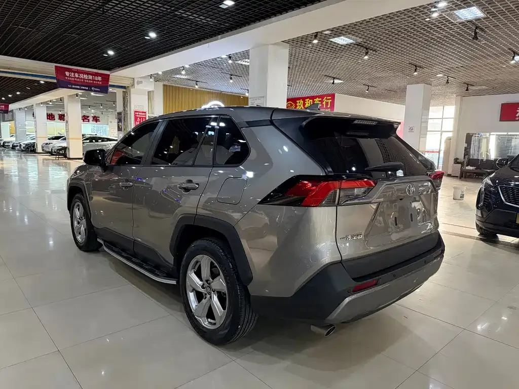 Toyota RAV4 — фото 6